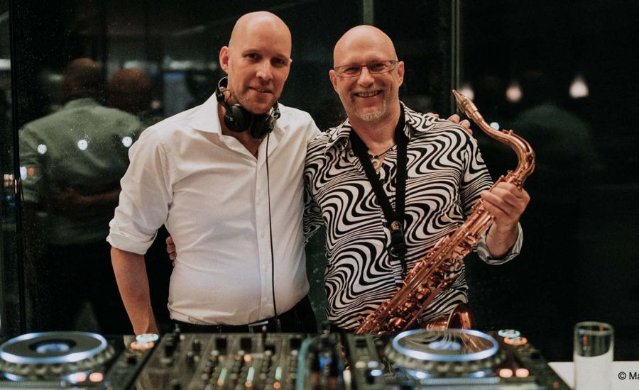 DJ Sonic Seven & Live Saxophonist Saxophon