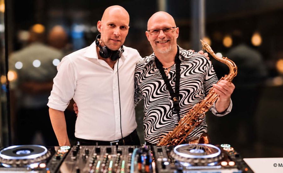 DJ Sonic Seven & Live Saxophonist Saxophon